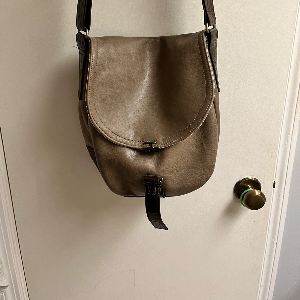 1903 Crossbody bag. Smoke free home, Cat friendly home. Sebago /Taupe color